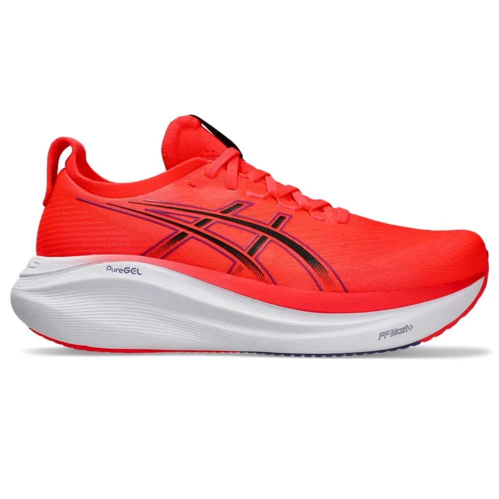 Tênis de corrida masculino Asics Gel Nimbus 27 na cor vermelho com detalhes em preto e azul, mostrando o design moderno e o logo da Asics na lateral.
